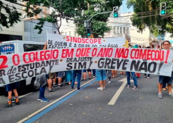 Pais e alunos do Colégio Pedro II protestam contra paralisação das aulas devida à greve.