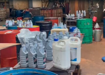 Polícia fecha fábrica de lubrificantes e prende sete pessoas em Duque de Caxias.