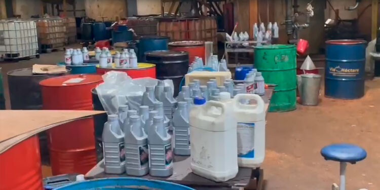 Polícia fecha fábrica de lubrificantes e prende sete pessoas em Duque de Caxias.