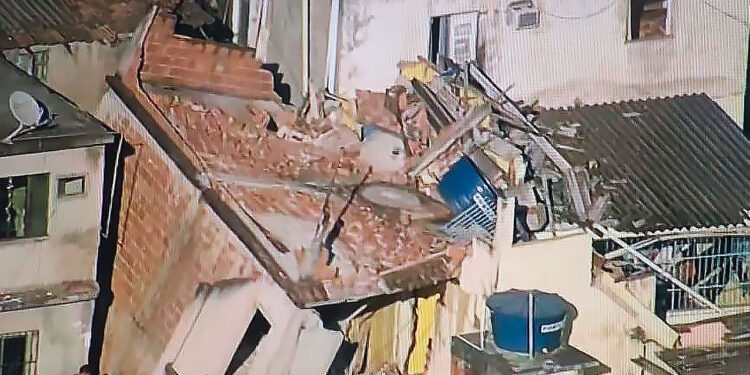 Desabamento de casa no Morro do Juramento mobiliza Corpo de Bombeiros e Defesa Civil.
