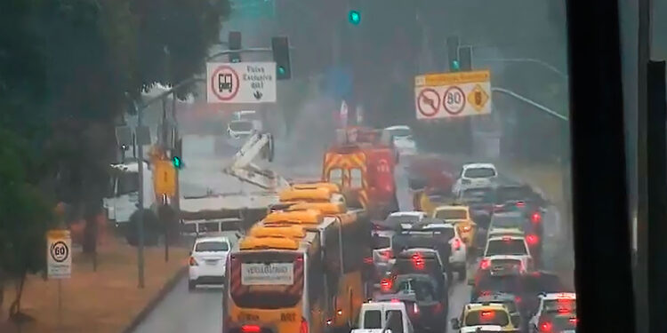 Motociclista perde a vida em acidente na Avenida das Américas.