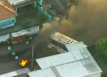 Sequestro de ônibus e barricadas incendiadas marcam operação na Zona Oeste.
