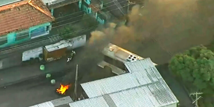 Sequestro de ônibus e barricadas incendiadas marcam operação na Zona Oeste.