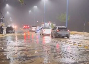 Mar avança sobre ruas de Itaipuaçu, em Maricá.