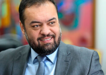 Cláudio Castro aprova lei para expandir políticas de inclusão no RJ.