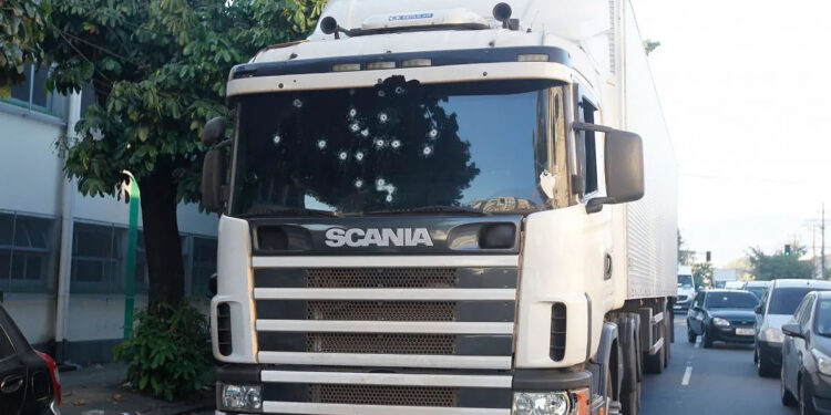 PM recupera carga roubada de R$ 64 mil após confronto na Zona Norte.