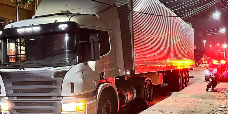 Caminhão é roubado próximo ao local onde duas pessoas morreram na Linha Amarela.