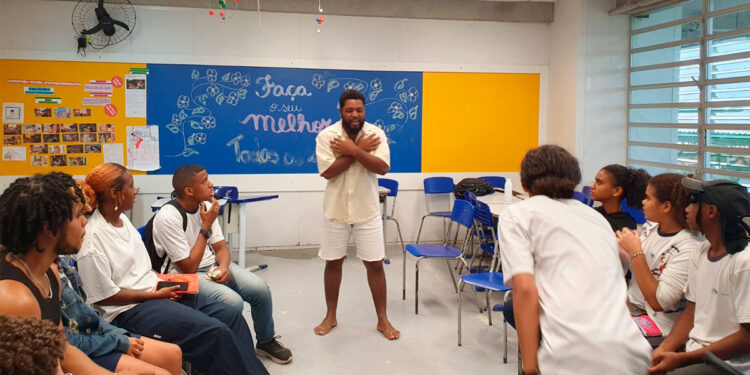 Poética na Escola – Slam: escola municipal do Rio recebe oficina de slam.