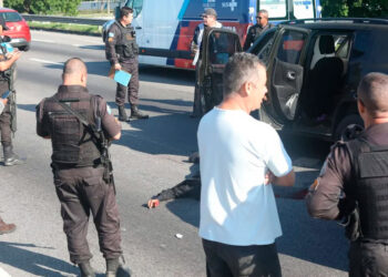 PM de folga reage a assalto e mata suspeito na Avenida Brasil.