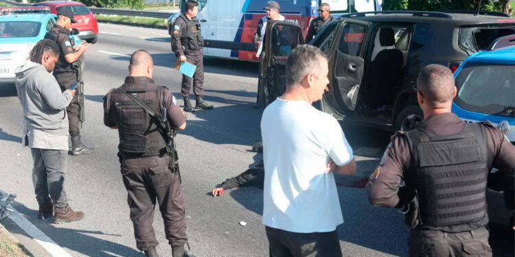 PM de folga reage a assalto e mata suspeito na Avenida Brasil.