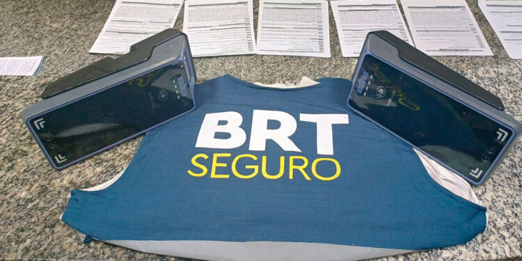 Homem preso por furtar validadores de cartões na estação Golfe Olímpico.