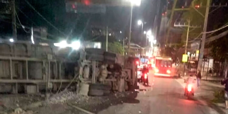 Acidentes na Zona Oeste e na Dutra complicam trânsito no Rio.