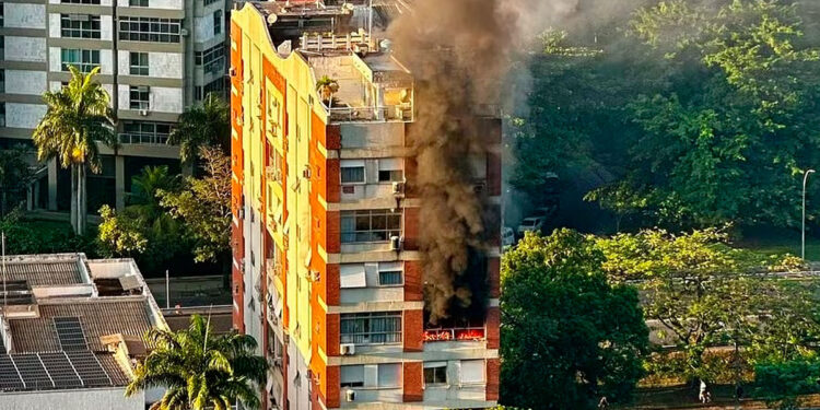 Incêndio atinge edifício em São Conrado.