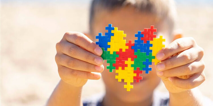 Pessoas com autismo poderão entrar em qualquer estabelecimento com alimentos e utensílios próprios.