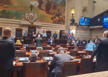 Lei que proíbe ultraprocessados nas escolas pode ser alterada para permitir doces em festas juninas.