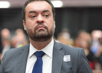 Cláudio Castro sanciona lei para promover apoio integral a pacientes com epilepsia.