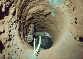 Jovem é resgatado de poço de 2,5 metros de profundidade.