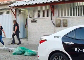 Gaeco/MPRJ e Polícia Civil cumprem mandados contra organização que desviou mais de R$ 6 milhões da Prefeitura de Arraial.