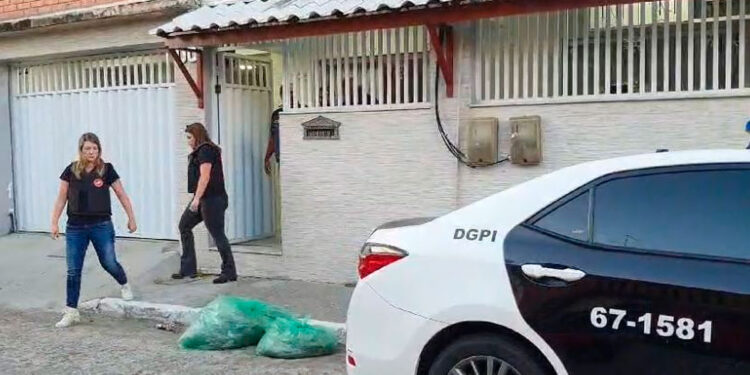 Gaeco/MPRJ e Polícia Civil cumprem mandados contra organização que desviou mais de R$ 6 milhões da Prefeitura de Arraial.