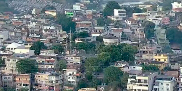 Polícia Militar realiza operação no Complexo do Dendê, na Ilha do Governador.
