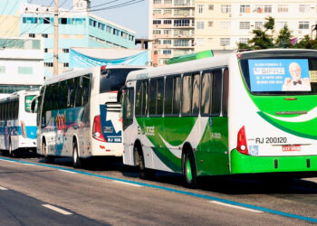 Faixa exclusiva para ônibus é inaugurada na Via Light, em Nova Iguaçu.