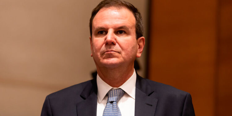 Eduardo Paes demite indicações de Cunha e Waguinho.