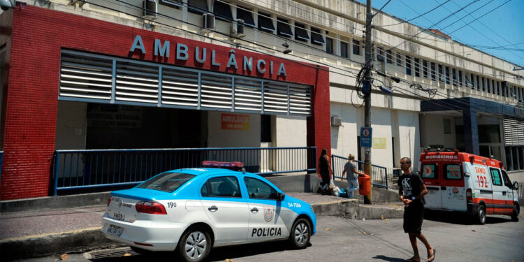 Motorista de aplicativo é alvejado ao entrar acidentalmente na Favela do Quitungo.