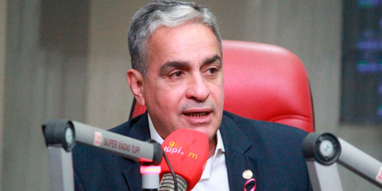 André Ceciliano deixa Governo Federal e PT tenta vaga como vice de Paes.