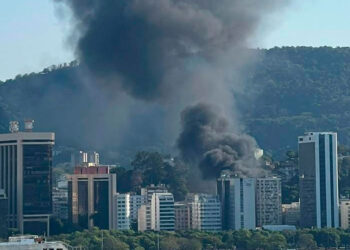 Incêndio em Botafogo fecha estação de metrô do Flamengo.