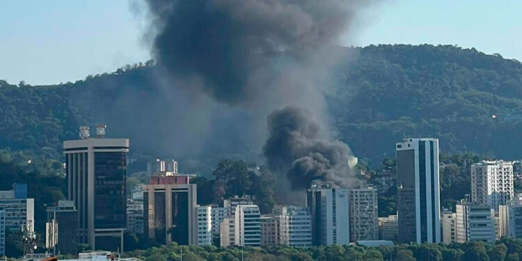 Incêndio em Botafogo fecha estação de metrô do Flamengo.