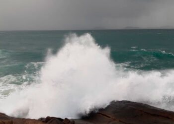 Alerta da Marinha sobre condições de ressaca no Rio de Janeiro.