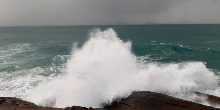 Alerta da Marinha sobre condições de ressaca no Rio de Janeiro.