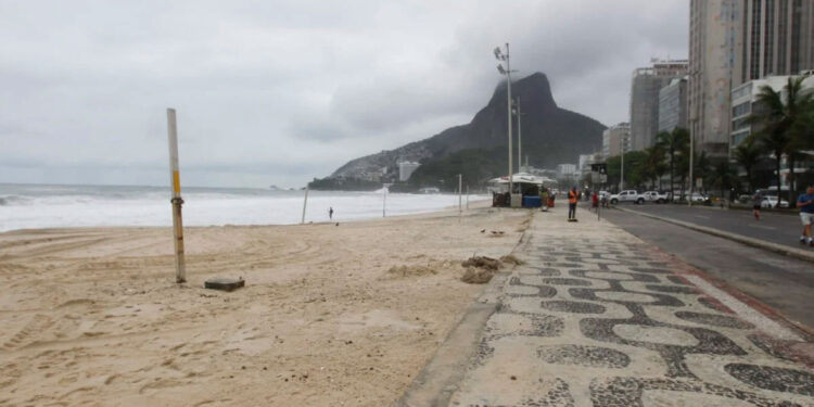 Frio e céu encoberto afastou cariocas da Praia do Leblon, nesta segunda-feira - Reginaldo Pimenta/Agência O Dia