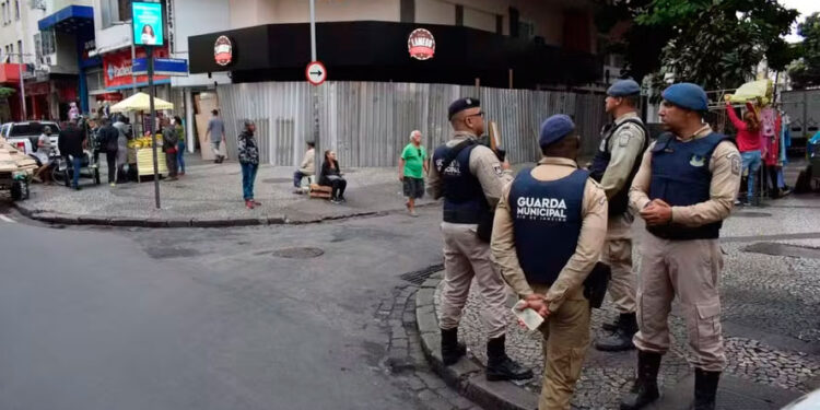 Guardas municipais numa esquina da Rua Dias da Cruz — Foto: Fábio Costa/Seop