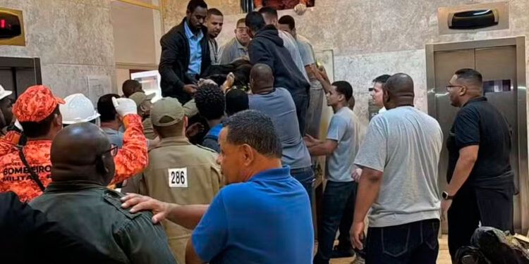 Bombeiros são acionados para resgatar mulher em elevador no Centro após acidente — Foto: Reprodução