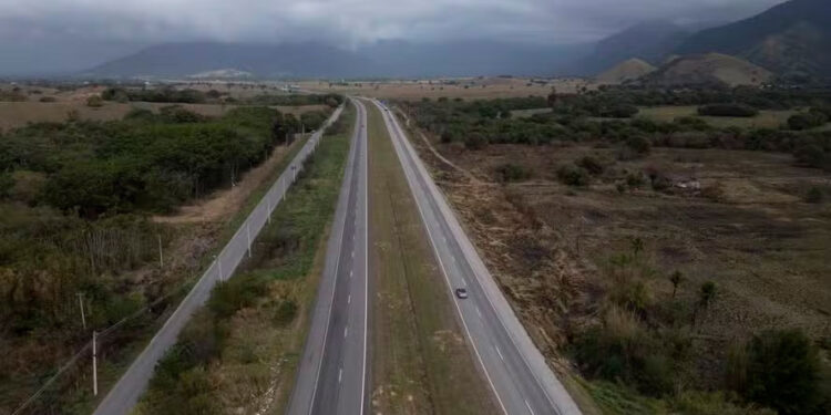 A rodovia BR-493 conecta Magé a Itaguaí, sendo operada pela concessionária EcoRioMinas e contando com um posto da Polícia Rodoviária Federal — Foto: Márcia Foletto/Agência O Globo