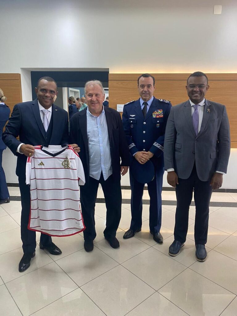 Zico é homenageado com a Medalha Santos Dumont no Rio