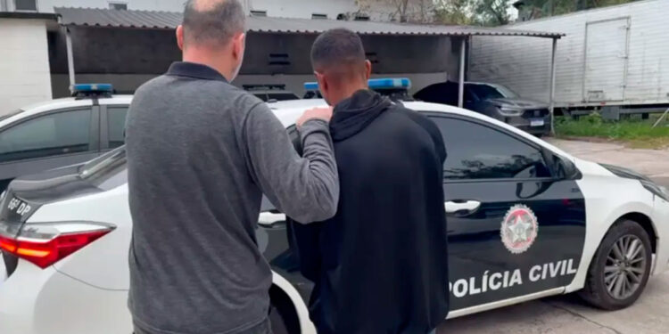 Homem é preso em Magé após agredir namorada com socos e chutes.