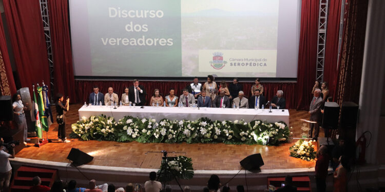 Professor Lucas, vice e 10 vereadores são empossados em Seropédica