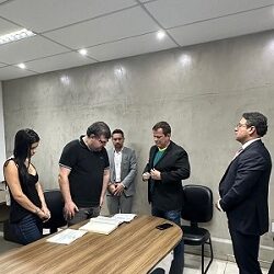 Depois do papelão, Taciano recua e empossa Rubão