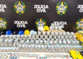 Policiais civis encontram 200 mil figurinhas da Copa do Mundo falsificadas no compartimento de carga de um ônibus