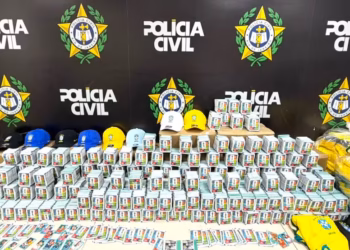 Policiais civis encontram 200 mil figurinhas da Copa do Mundo falsificadas no compartimento de carga de um ônibus