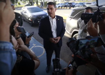 Ligação de Flávio com Vorcaro pressiona aliados, que tentam afastar impacto da crise do Master das campanhas