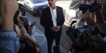 Ligação de Flávio com Vorcaro pressiona aliados, que tentam afastar impacto da crise do Master das campanhas