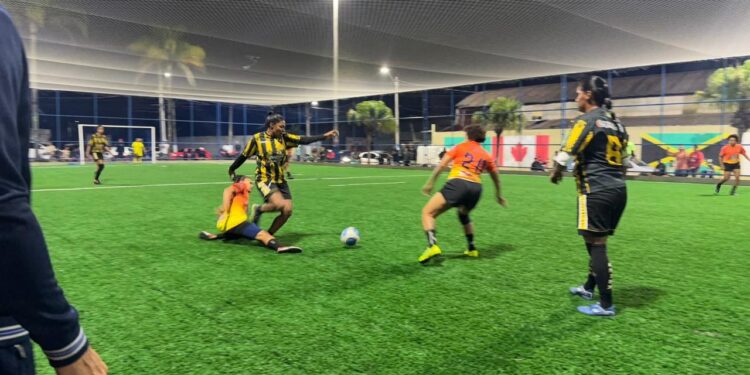 Copa Itaguaí de Futebol Feminino começa com praça lotada