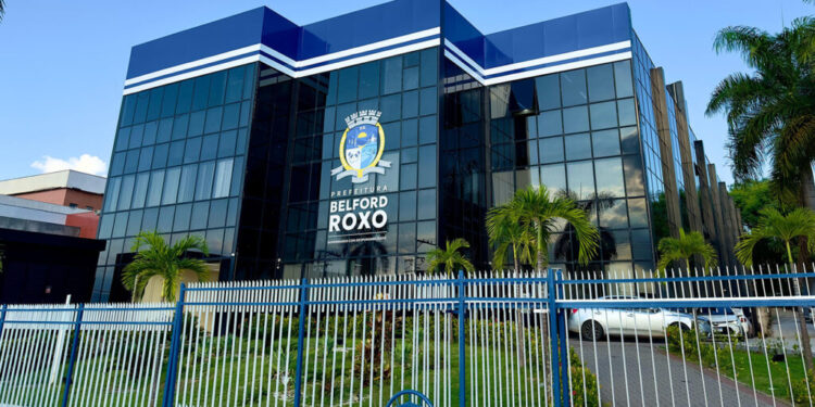 TCE-RJ manda suspender salários de 1.328 cargos criados no fim da gestão em Belford Roxo