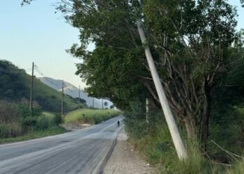 Tragédia anunciada: Poste ameaça cair em rodovia em Seropédica