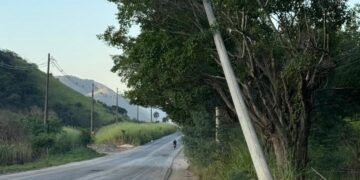 Tragédia anunciada: Poste ameaça cair em rodovia em Seropédica