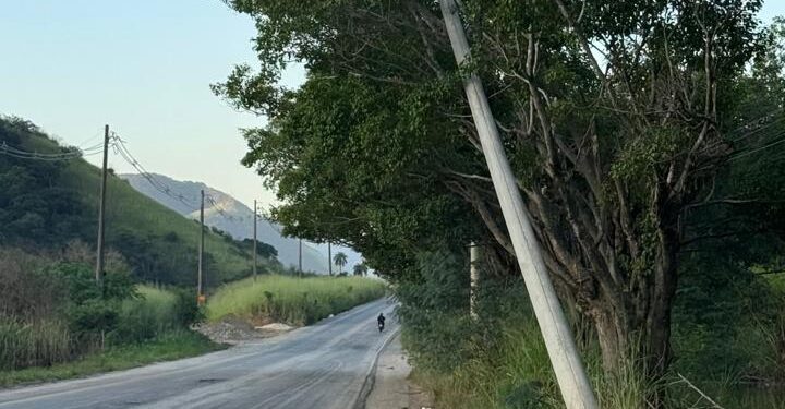 Tragédia anunciada: Poste ameaça cair em rodovia em Seropédica