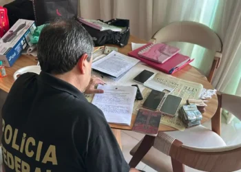 Justiça inicia julgamento da Operação Teatro Invisível e marca audiência para investigados por fake news eleitorais